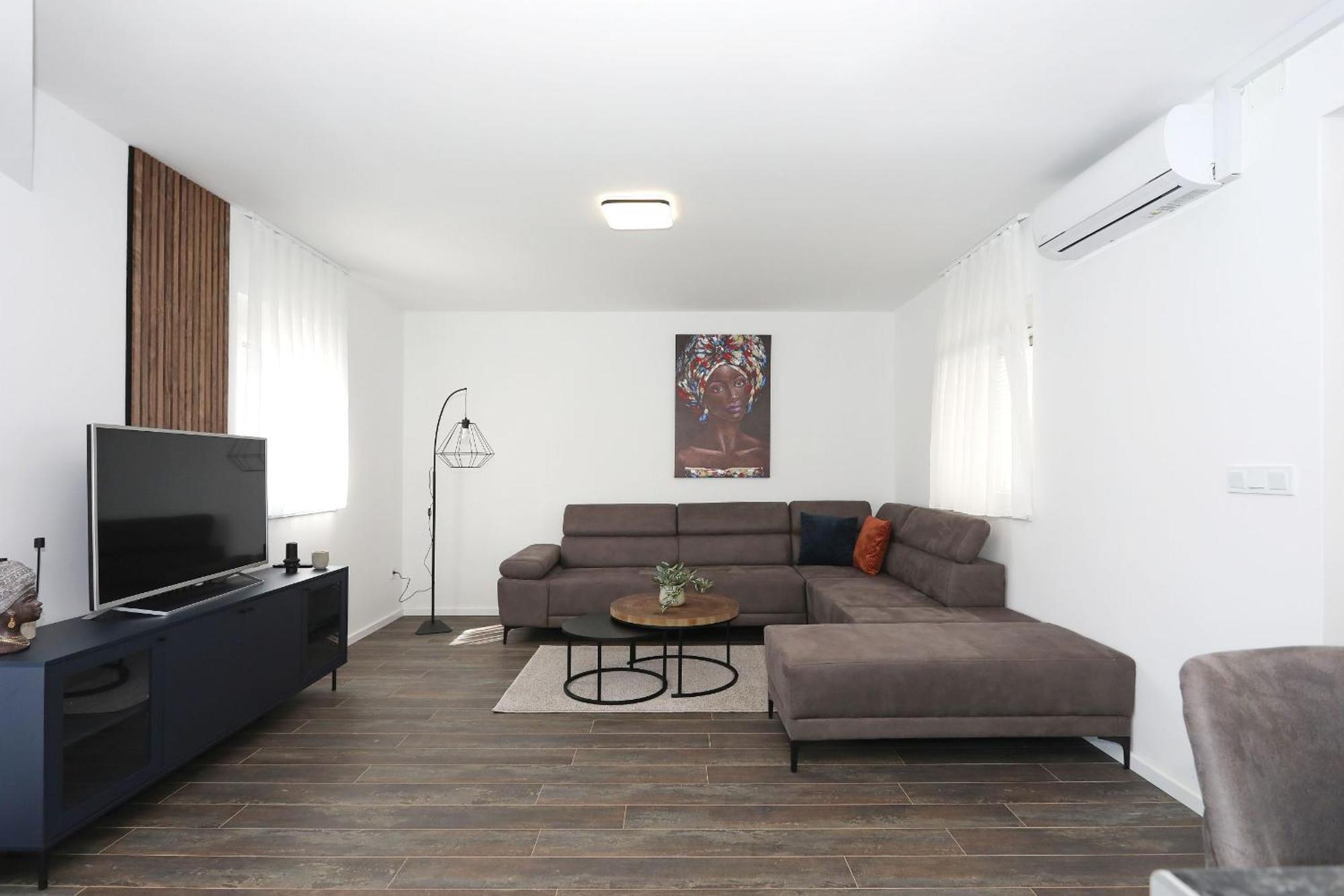 Anmalu With Jacuzzi Apartment Pirovac
