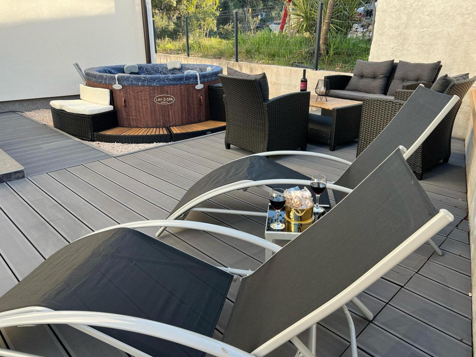 Anmalu With Jacuzzi Apartment Pirovac